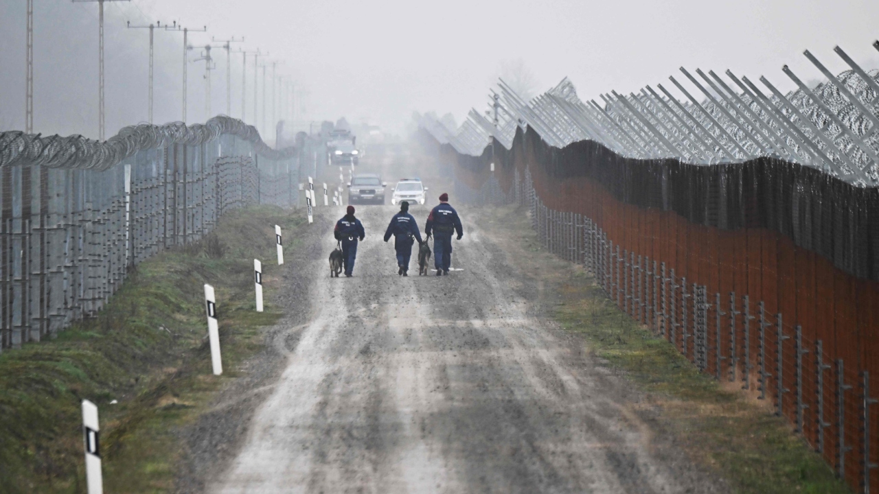 Hungarian border police officiers patrol on December 15, 2022 at the Hungarian-Serbian border, close to Kelebia village. Credit: AFP Photo