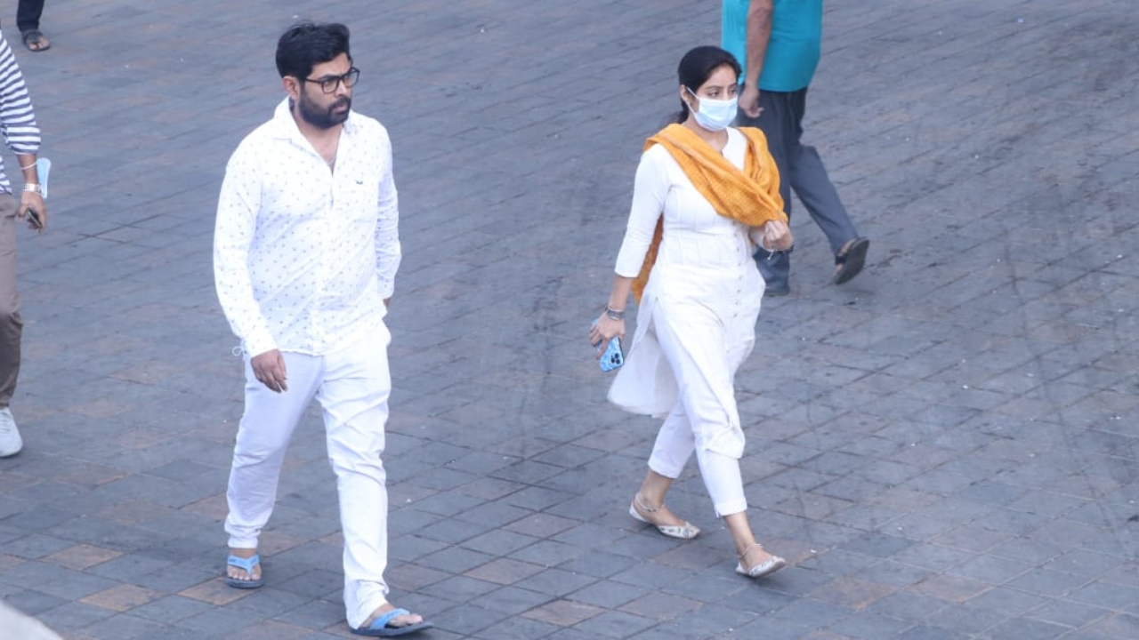 Tunisha's friends arrive to pay their last respects at the funeral in Mumbai. Credit: Special Arrangement
