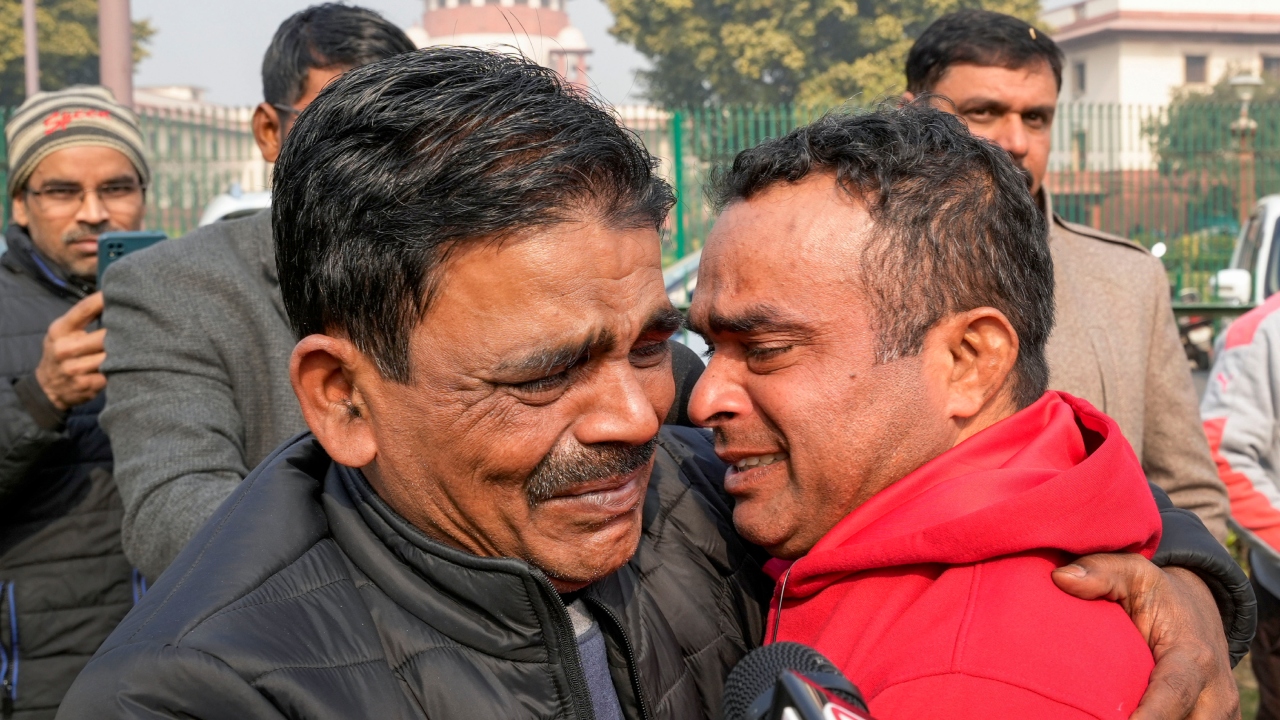 The Supreme Court has sent notices to the state government and the Railways seeking their response to a bunch of petitions challenging the High Court order. The next SC hearing is on February 7. Credit: PTI Photo