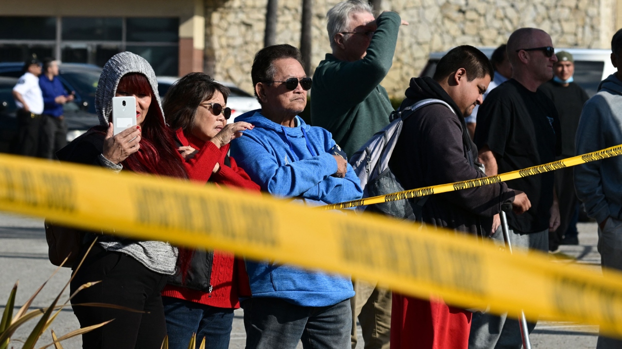 Bystanders watch law enforcement agents breaking into a van with a body in the driver's seat in Torrance, California. Credit: AFP Photo