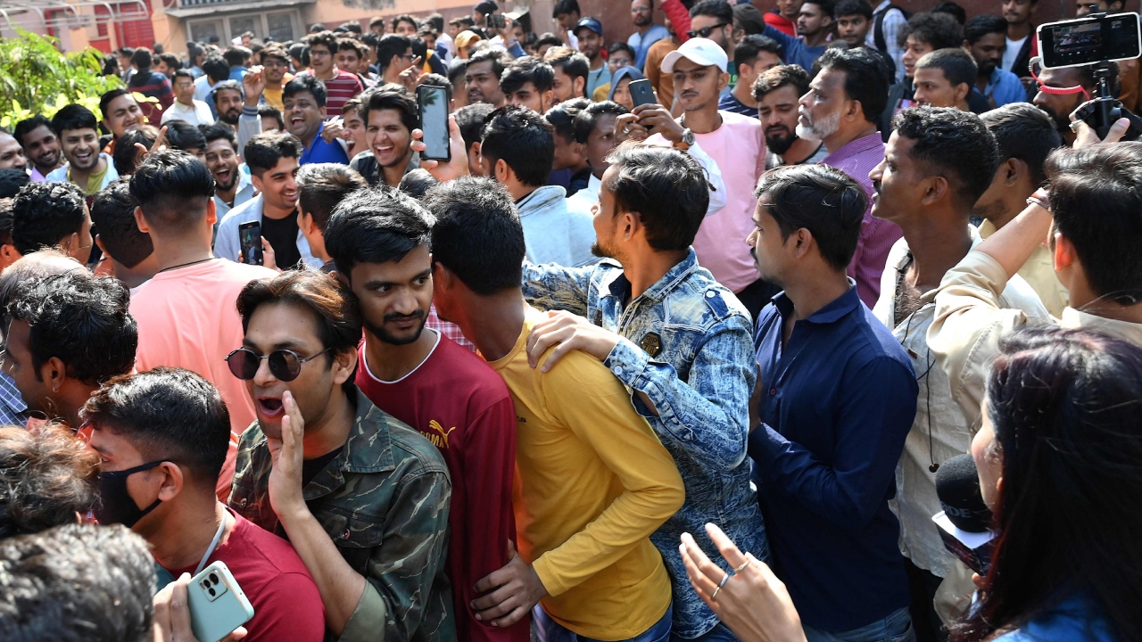 Large number of SRK fans wait to enter the multiplex to watch his comeback movie 'Pathaan' in Mumbai. Credit: AFP Photo
