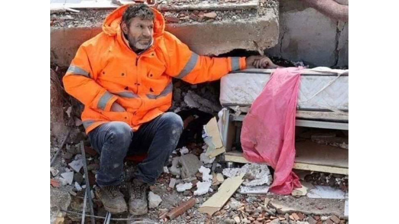 A father holds his daughters hand under the rubble in Turkey. Credit: Twitter/@LicypriyaK