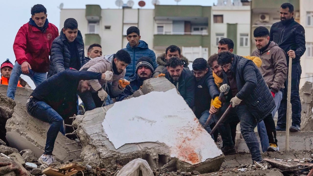 Locals clear debris lives of people trapped under debris after the horrific Turkey earthquake. Credit: Twitter/@AMJalsevac