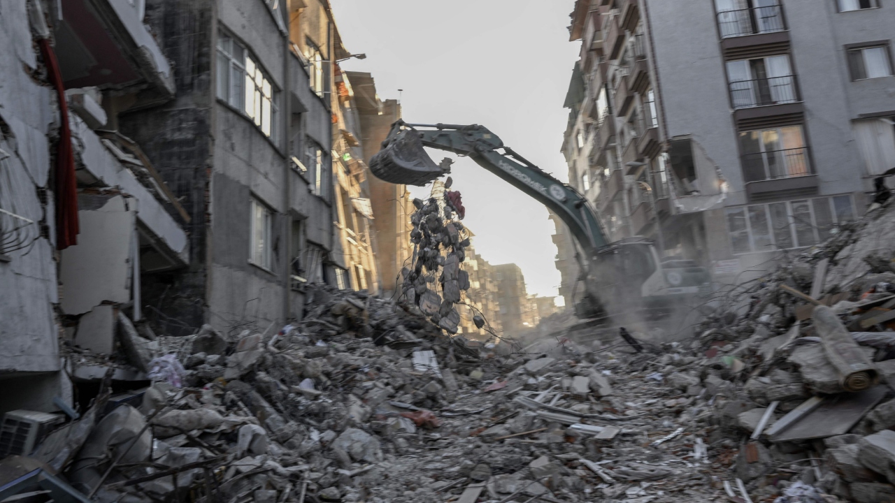 An excavator clears debris amidst collapsed buildings in Hatay, nine days after a 7,8-magnitude earthquake struck parts of Turkey and Syria. Credit: AFP Photo