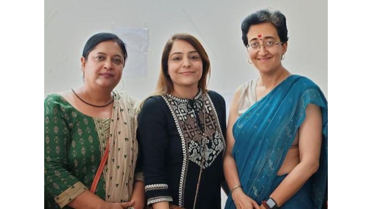 She has also worked as an Assistant Professor at the University of Delhi, and a lifetime member of the Indian Commerce Association (ICA). Credit: Instagram/@dr.shellyoberoi