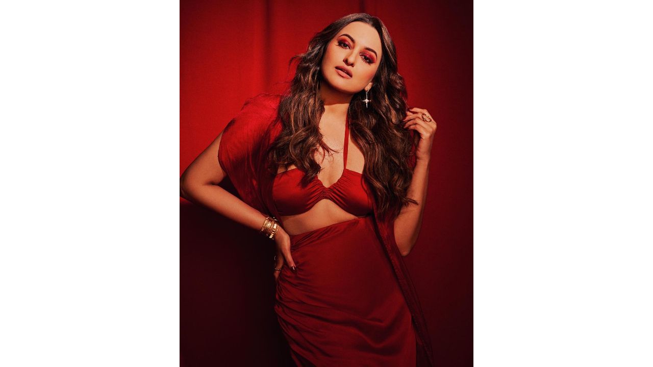 Sonakshi Sinha set a Guinness World Record by taking part in an event in which everyone painted their fingernails at the same time. Credit: Special Arrangement