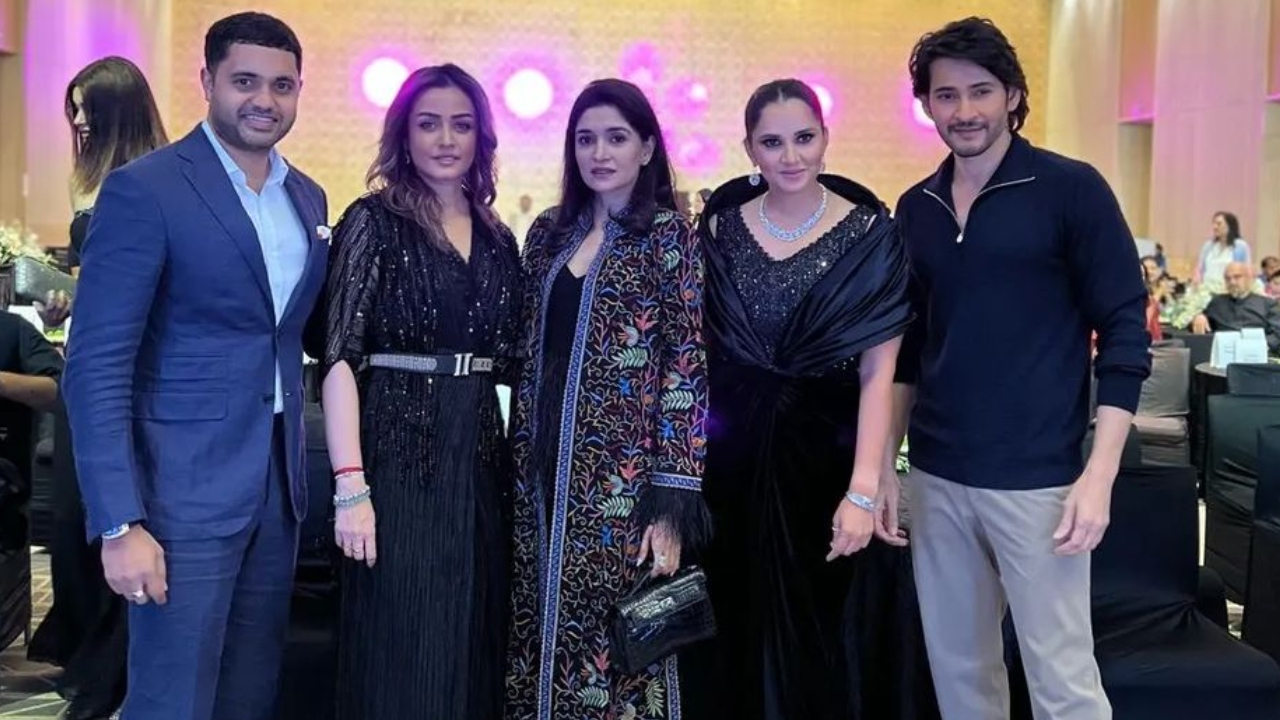 Sania Mirza poses with her friends during her farewell bash. Credit: Instagram/@urstrulymahesh