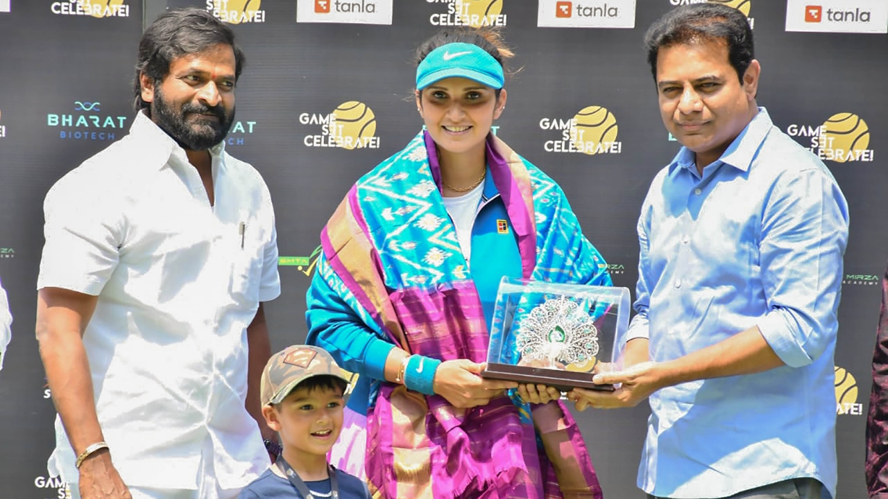 Tennis player Sania Mirza with Telangana Sports & Youth Affairs Minister V Srinivas Goud and Industry & Commerce Minister KT Rama Rao at a felicitation ceremony, in Hyderabad. Credit: Twitter/@MinisterKTR