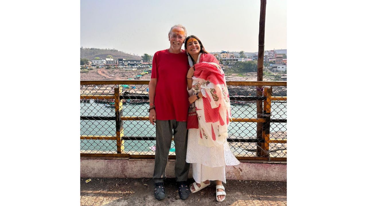 Anushka Sharma, who is on a spiritual tour, paid a tribute to her guru, Neem Karoli Baba, on the occasion of Holi. Credit: Instagram/@anushkasharma
