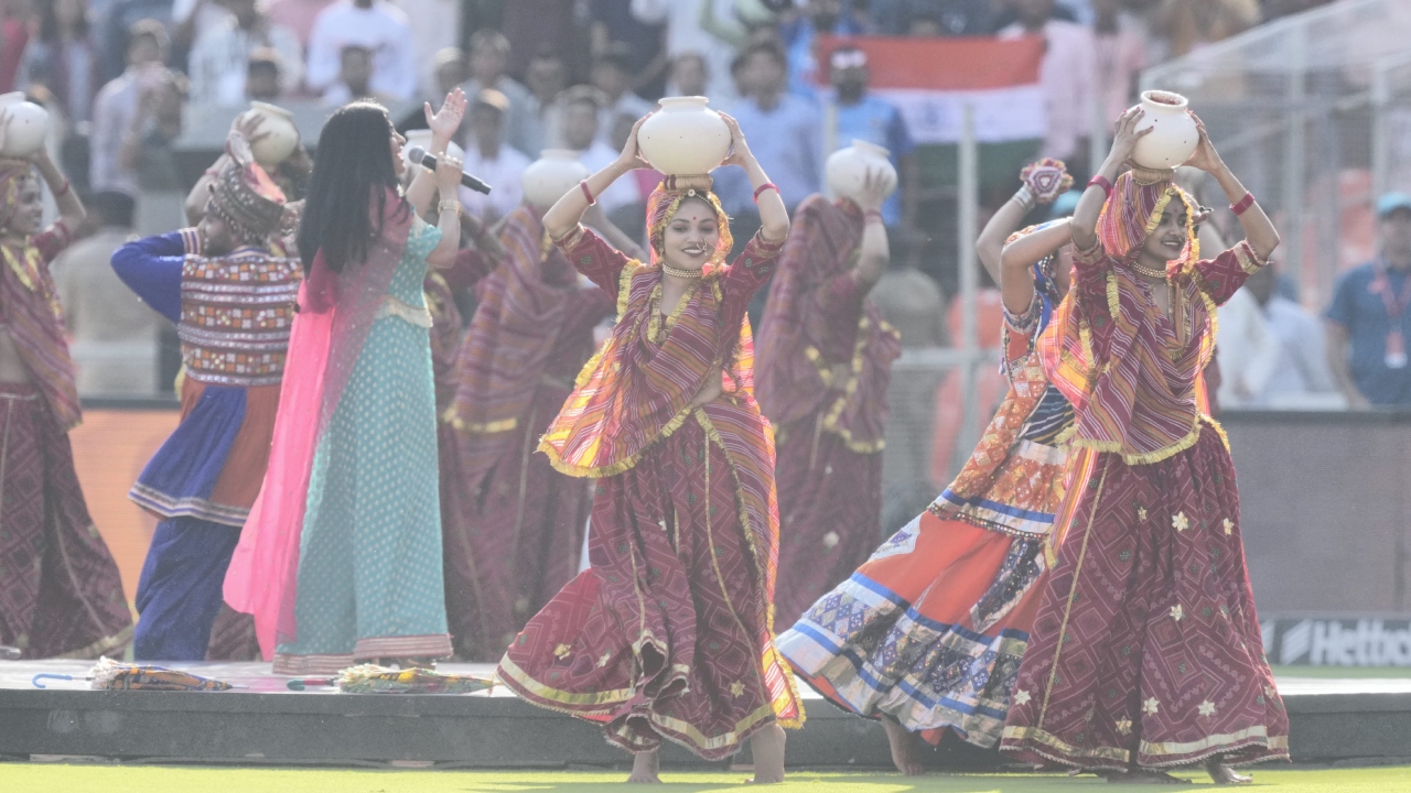 Grammy winner singer Falguni Shah performs before the start of the match. Credit: PTI Photo