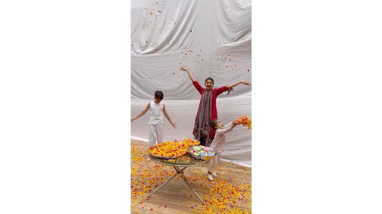 Actress Shilpa Shetty played Holi with her kids. Credit: Instagram/@theshilpashetty
