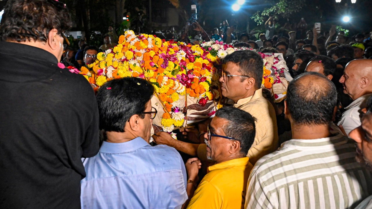 Late actor Satish Kaushik's mortal remains taken to the Versova crematorium. Credit: PTI Photo