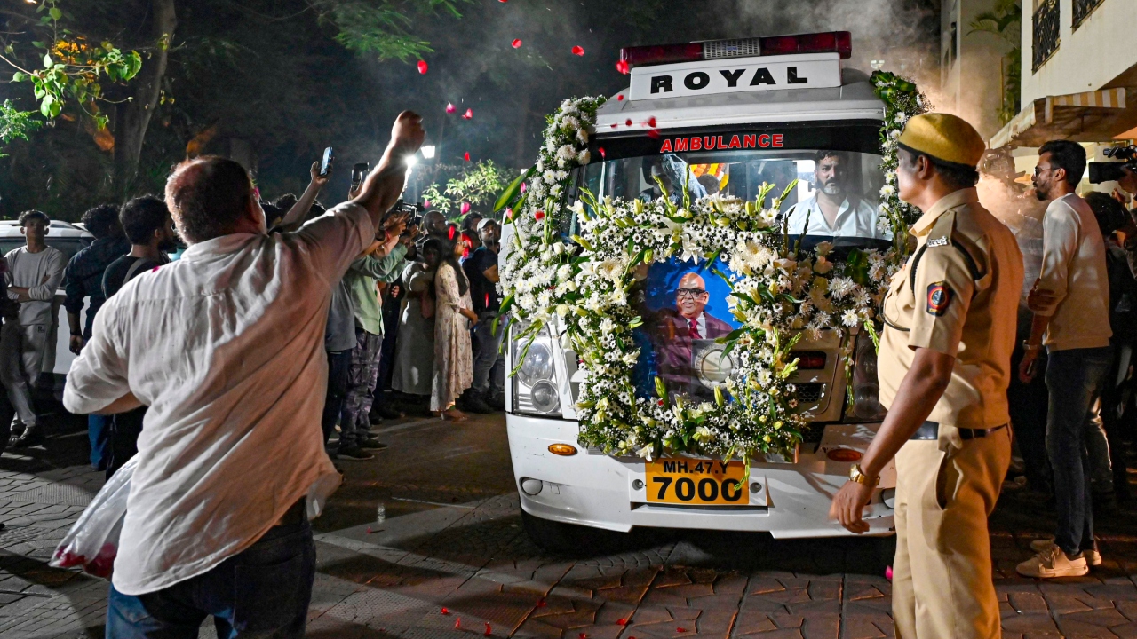 The last rites of Satish Kaushik started around 8.30 pm in the presence of his family members and close friends. Credit: PTI Photo