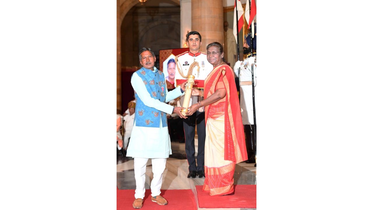 President Droupadi Murmu presents the Padma Shri award to Bhanubhai Chunilal Chitara in the category of ‘Art’. He has helped in preserving and promoting the traditional Mata Ni Pachedi craft of Gujarat. Credit: PIB