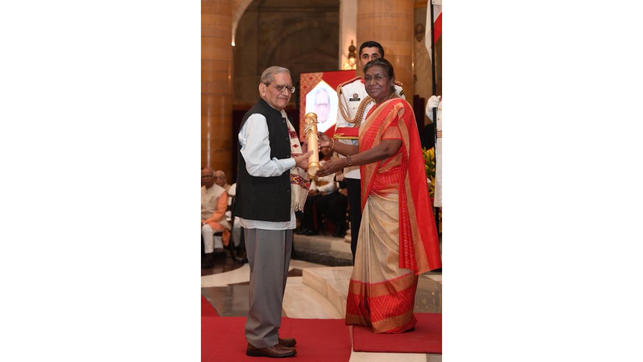 President Droupadi Murmu presents the Padma Bhushan award to Professor Kapil Kapoor in the category of 'Literature & Education'. A former Professor of English at JNU, Kapoor is known for his efforts to indigenise higher education by integrating Indian knowledge systems and establishing dedicated Institutes. Credit: PIB