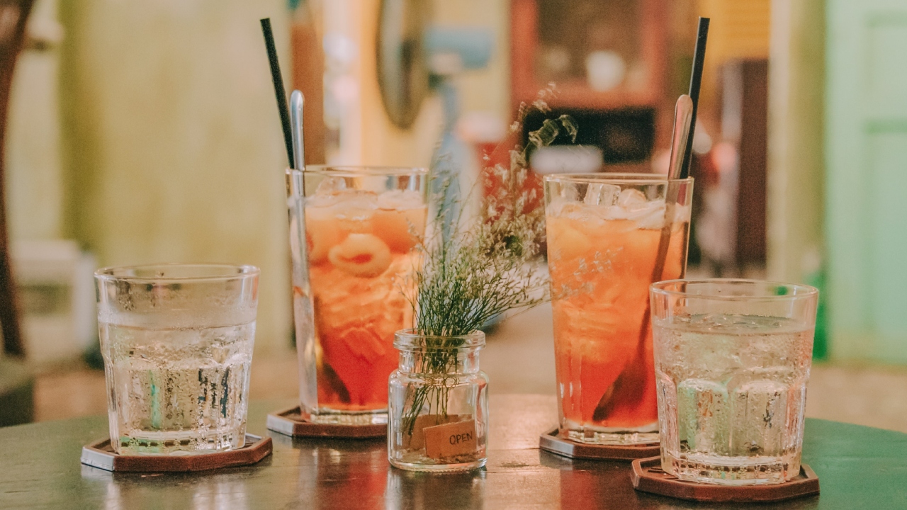 Drink as much liquid as you can during suhoor and iftar. Fresh juices, smoothies, protein shakes, and other similar beverages can keep you hydrated throughout the day. Avoid coffee, tea, or sugary aerated drinks as they may actually increase thirst and, eventually, lead to dehydration. Credit: Pexels/Min An