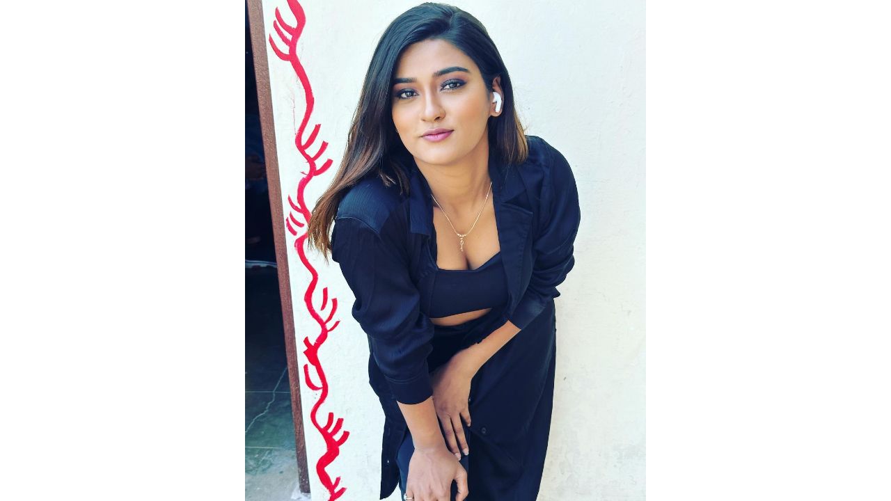 Akansha became a star on social media after her acting and dance videos started recieving good response. In short time, she gained millions of followers on social media platforms like Instagram, Tiktok and others. Credit: Instagram/@akankshadubey_official