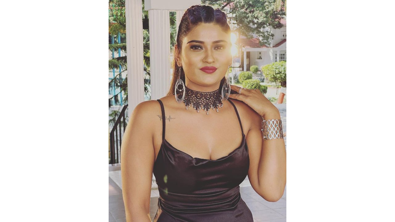 In a very short period Akansha starred in several regional films like 'Kasam Paida Karne Wale Ki 2', 'Mujhse Shaadi Karogi' and 'Veeron ke Veer'. Credit: Instagram/@akankshadubey_official