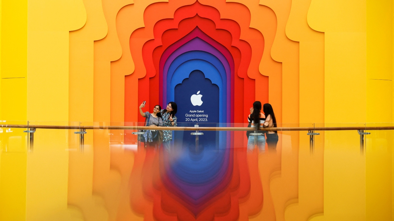 Located at Select Citywalk Mall in Delhi, the barricade for Apple Saket features a unique design that takes inspiration from Delhi's many gates. Credit: Reuters Photo