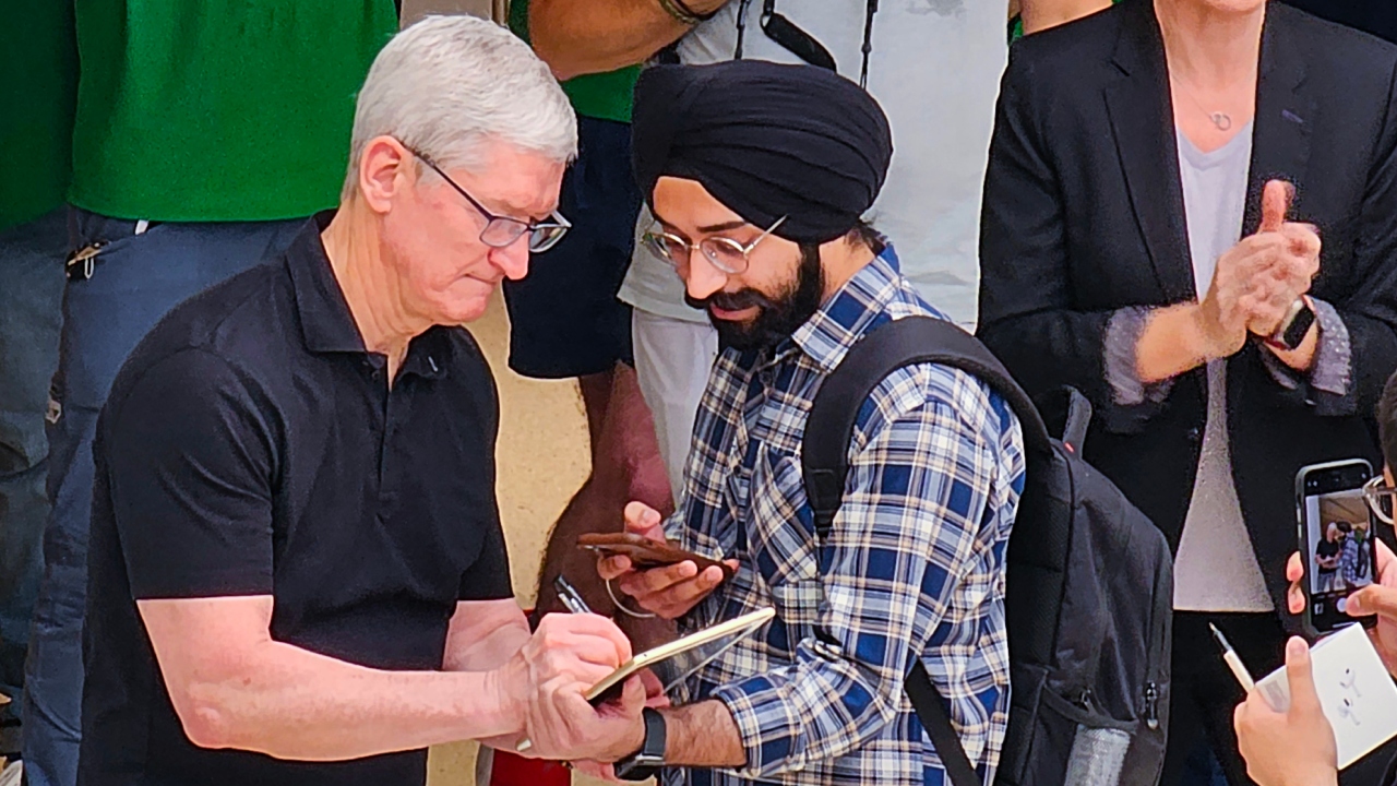 Apple CEO Tim Cook signs an autograph for a customer at the opening of India's second Apple retail store, at Saket in New Delhi. Credit: PTI Photo
