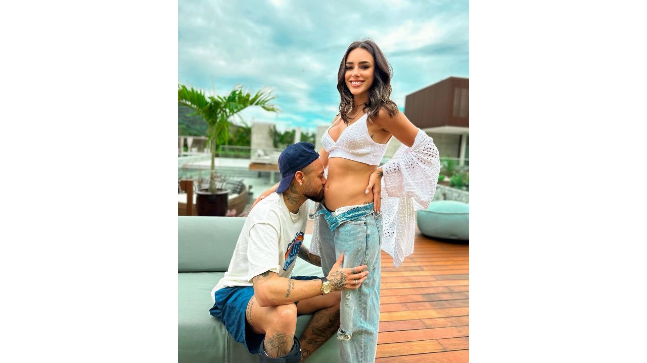 Neymar is seen kissing the mom-to-be Bruna on her baby bump. Credit: Instagram/@brunabiancardi