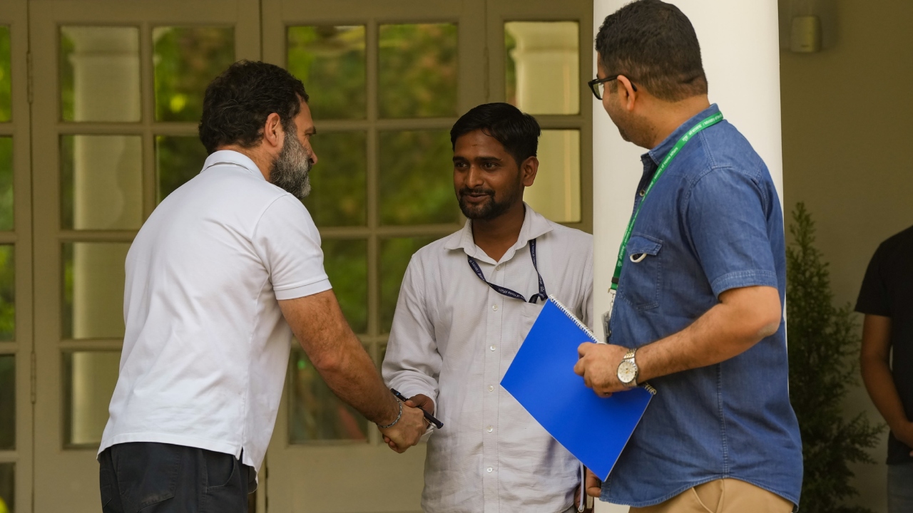 Rahul also shook hands with CPWD officials and thanked them. Credit: PTI Photo