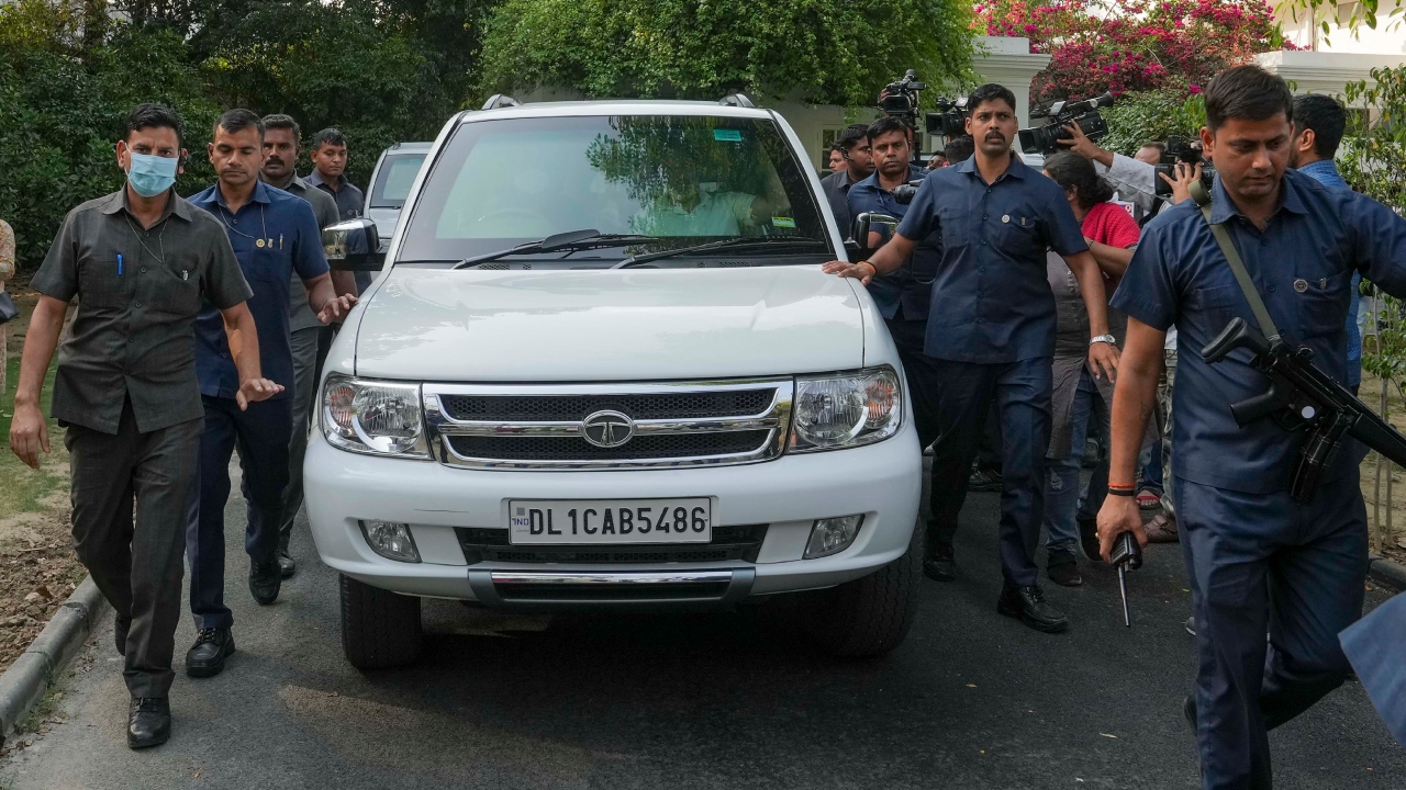 Congress leader Rahul Gandhi leaves 12, Tughlak Lane bungalow after vacating it. Credit: PTI Photo