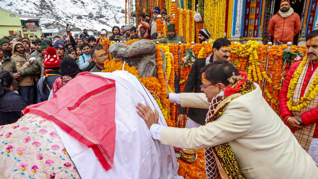 Thousands braved sub-zero temperatures to gather at the snow-covered Himalayan shrine to offer prayers Credit: PTI Photo