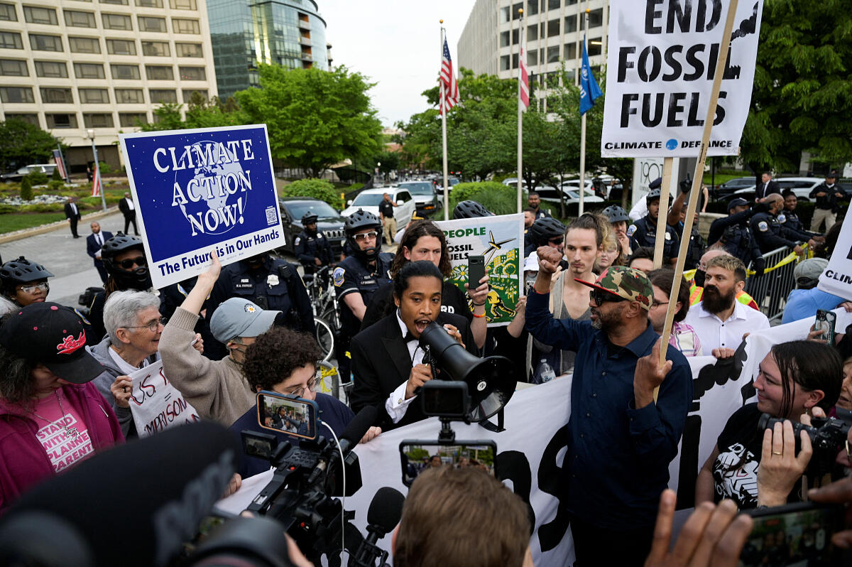 Youth climate change activists attempt to blockade the White House Correspondents Association (WHCA) Dinner outside the Washington Hilton hotel. Credit: Reuters Photo