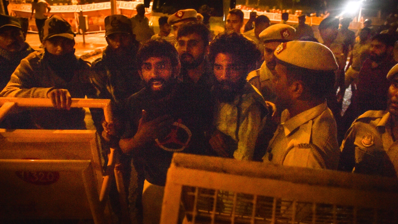 In a video being circulated on social media platforms, some protesters can be heard accusing a police personnel of attacking two wrestlers under the influence of alcohol. Credit: PTI Photo