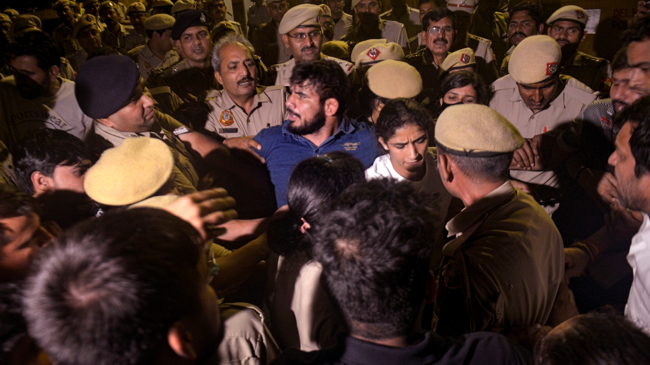 A scuffle allegedly broke out between the protesting wrestlers and some police personnel at Delhi's Jantar Mantar, leading to head injuries to some protesters. Credit: PTI Photo