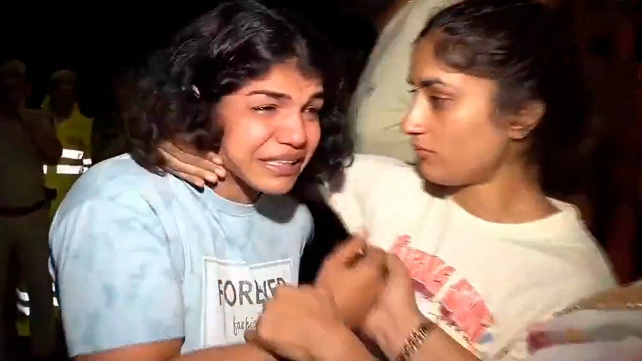 Wrestler Vinesh Phogat consoles Sakshi Malik after the scuffle at Jantar Mantar, in New Delhi. Credit: PTI Photo
