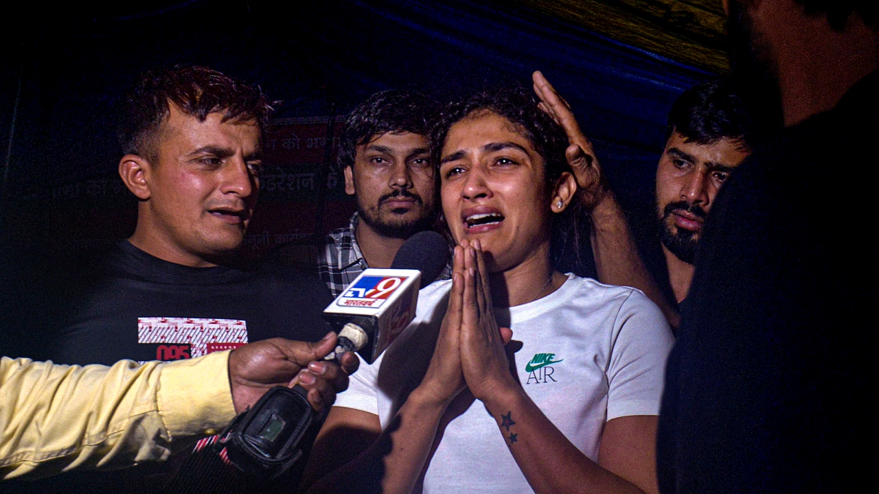 An emotional Sangita Phogat is seen interacting with media after the scuffle between wrestlers and the police at Jantar Mantar, in New Delhi. Credit: PTI Photo