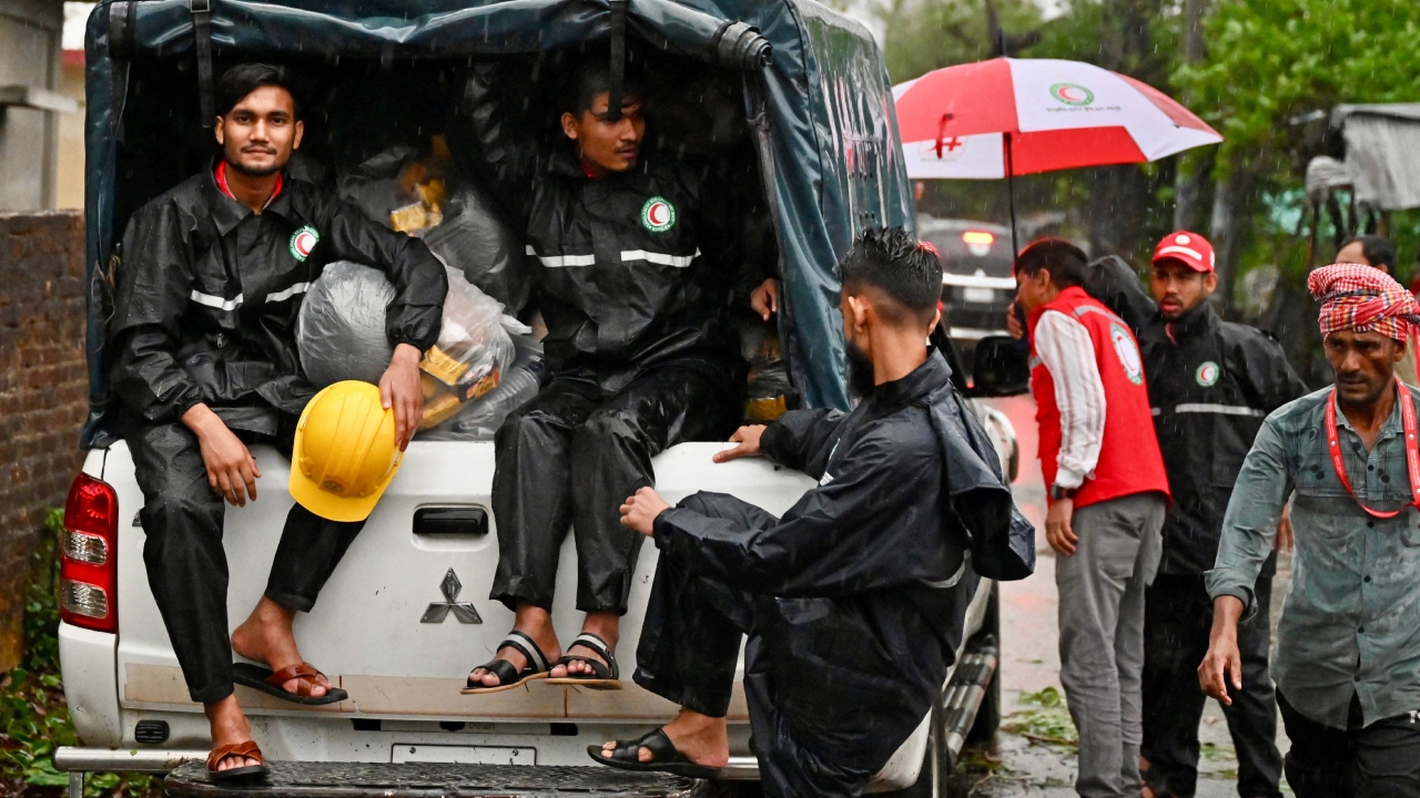 Water was still about 1.5 meters (5 feet) high in flooded areas later on Monday but rescues were being made as the wind calmed and the sun rose in the sky. He asked civil society organizations and authorities to send aid and help evacuate residents. Credit: AFP Photo