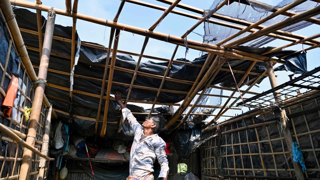 Strong winds injured more than 700 of about 20,000 people who were sheltering in sturdier buildings on the highlands of Sittwe township such as monasteries, pagodas and schools, according to a leader of the Rakhine Youths Philanthropic Association in Sittwe. Credit: AFP Photo
