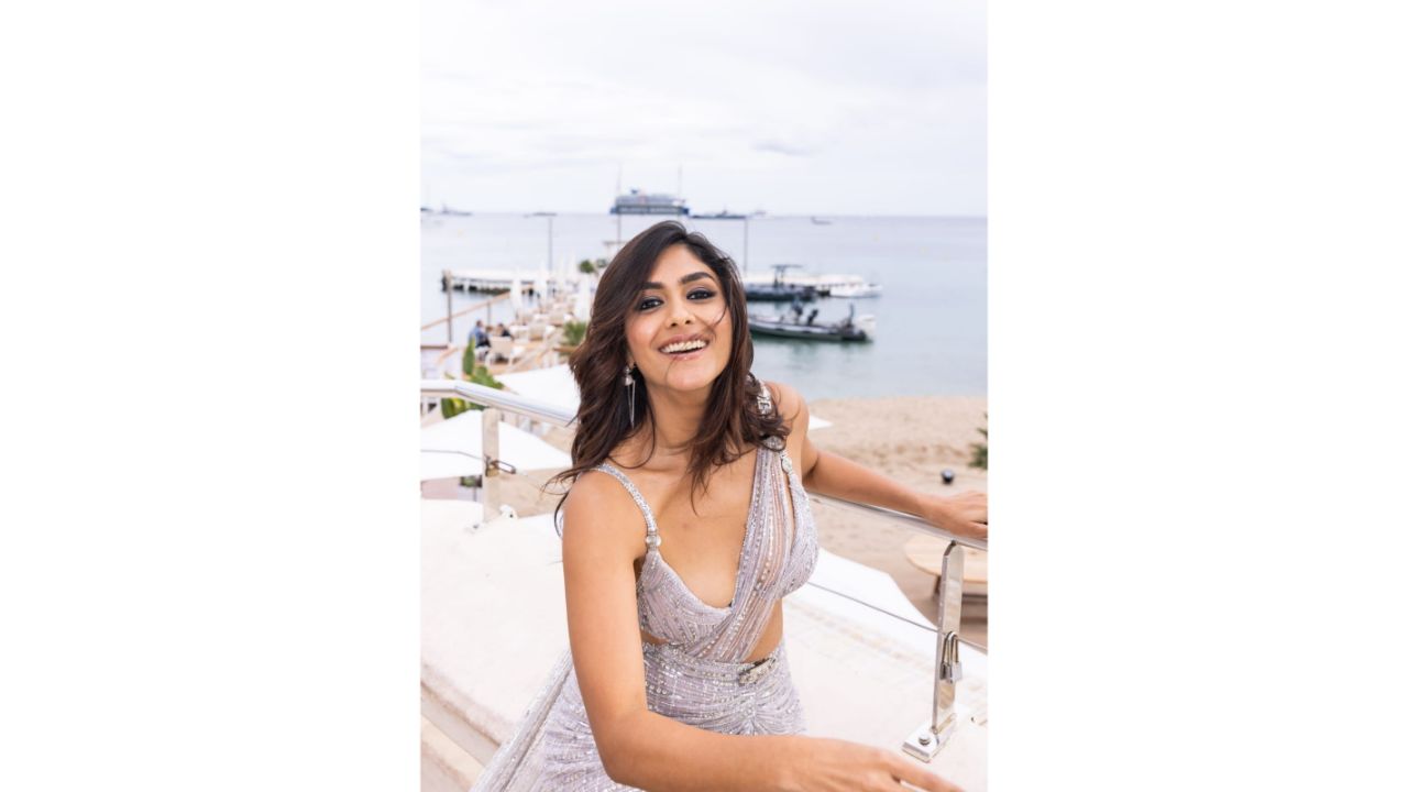 Donning the perfect “Desi Girl” avatar, Mrunal stunned in her beaded embroidered saree custom made by Falguni and Shane Peacock, shoes by Jimmy Choo and earrings from Outhouse jewellery. Credit: Instagram/@mrunalthakur