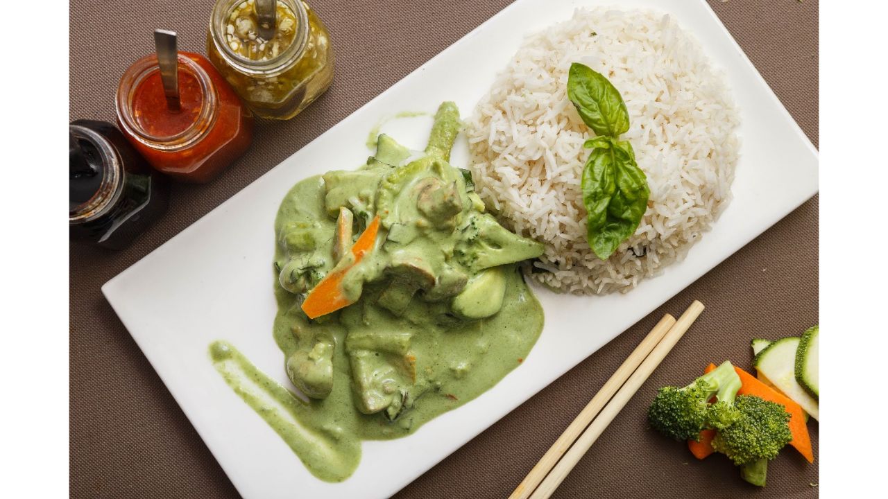 Thai Green Curry, which is known for its vibrant green color and rich flavor, got 4.6 rankings and secured the seventh spot. Credit: DH Pool Photo