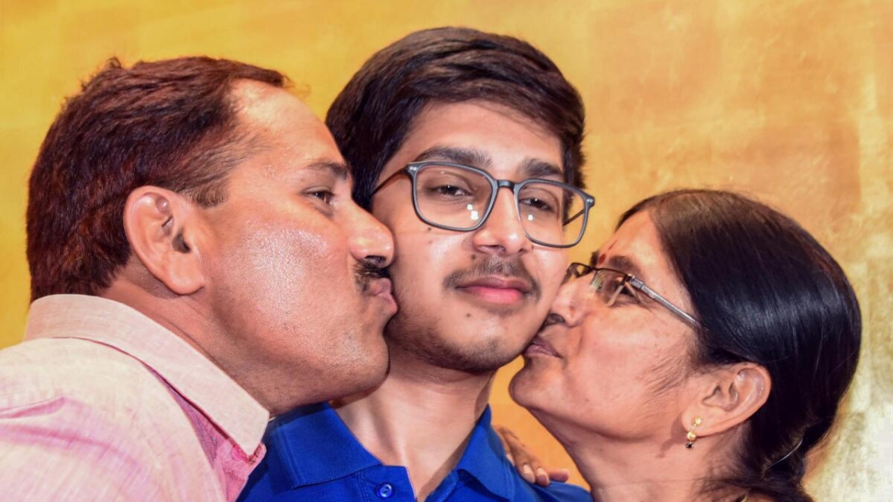 Hyderabad: IIT entrance exam JEE-Advanced 2023 topper Vavilala Chidvilas Reddy with his parents , who scored 341 out of 360 marks and secured all-India rank 1, in Hyderabad. Credit: PTI Photo