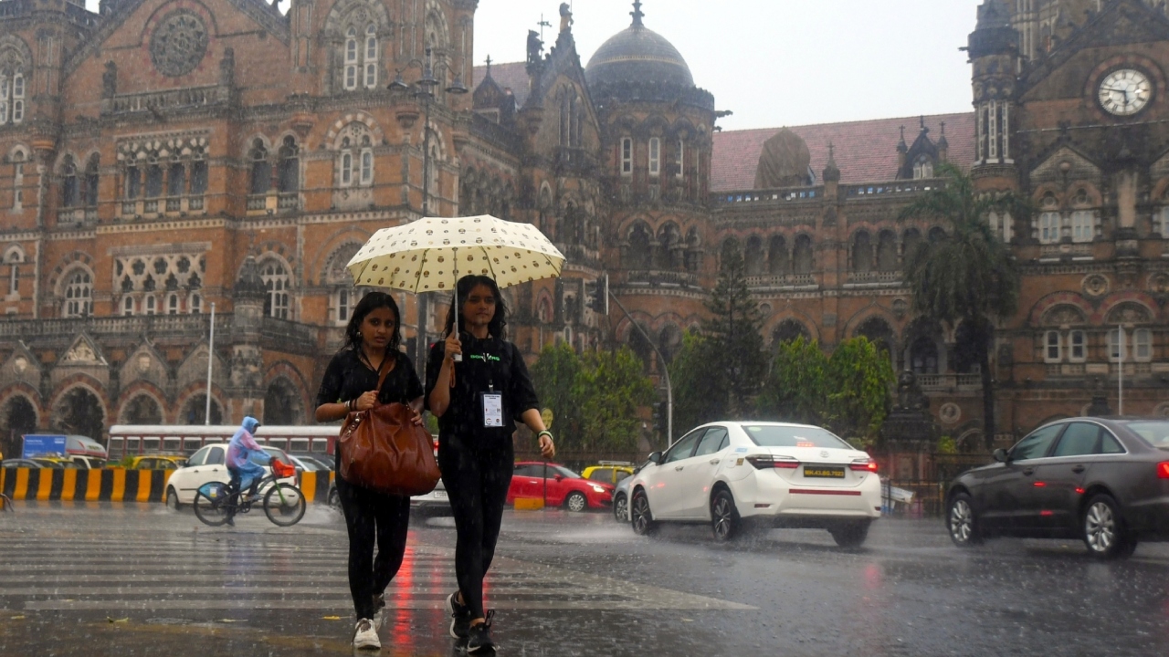 The heavy downpour lead to waterlogging in several low lying areas. Credit: IANS Photo