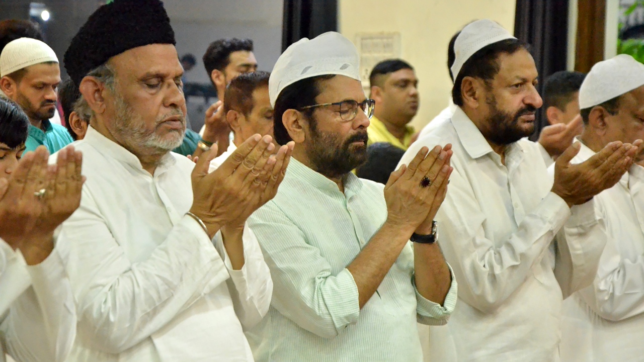 Senior BJP leader Mukhtar Abbas Naqvi offers prayers at Panja Sharif Dargah on the occasion of Eid-al-Adha, in New Delhi. Credit: PTI Photo