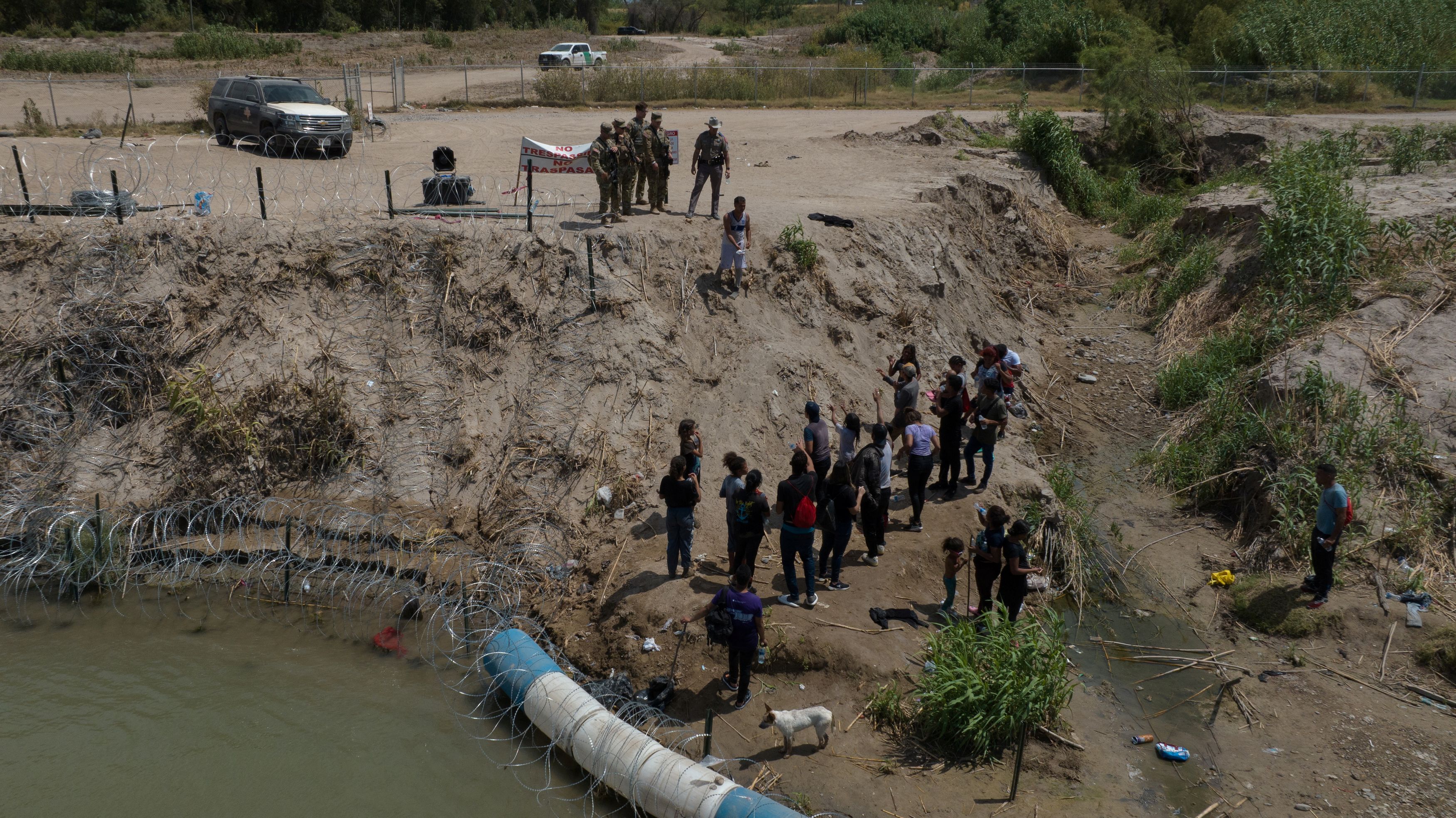 Migrant attempt to surrender to offcials in Eagle Pass. Credit: Reuters Photo