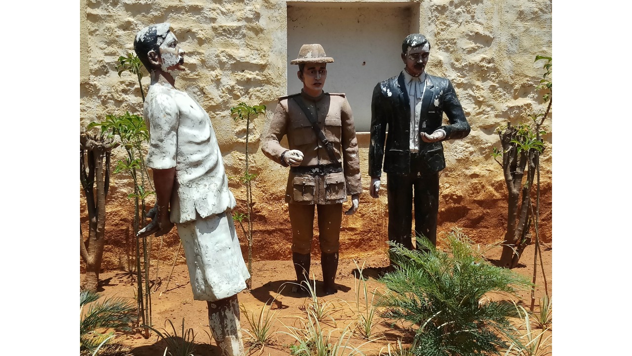 Models of prisoners at the forecourt and the cell wards were stained with bird droppings.