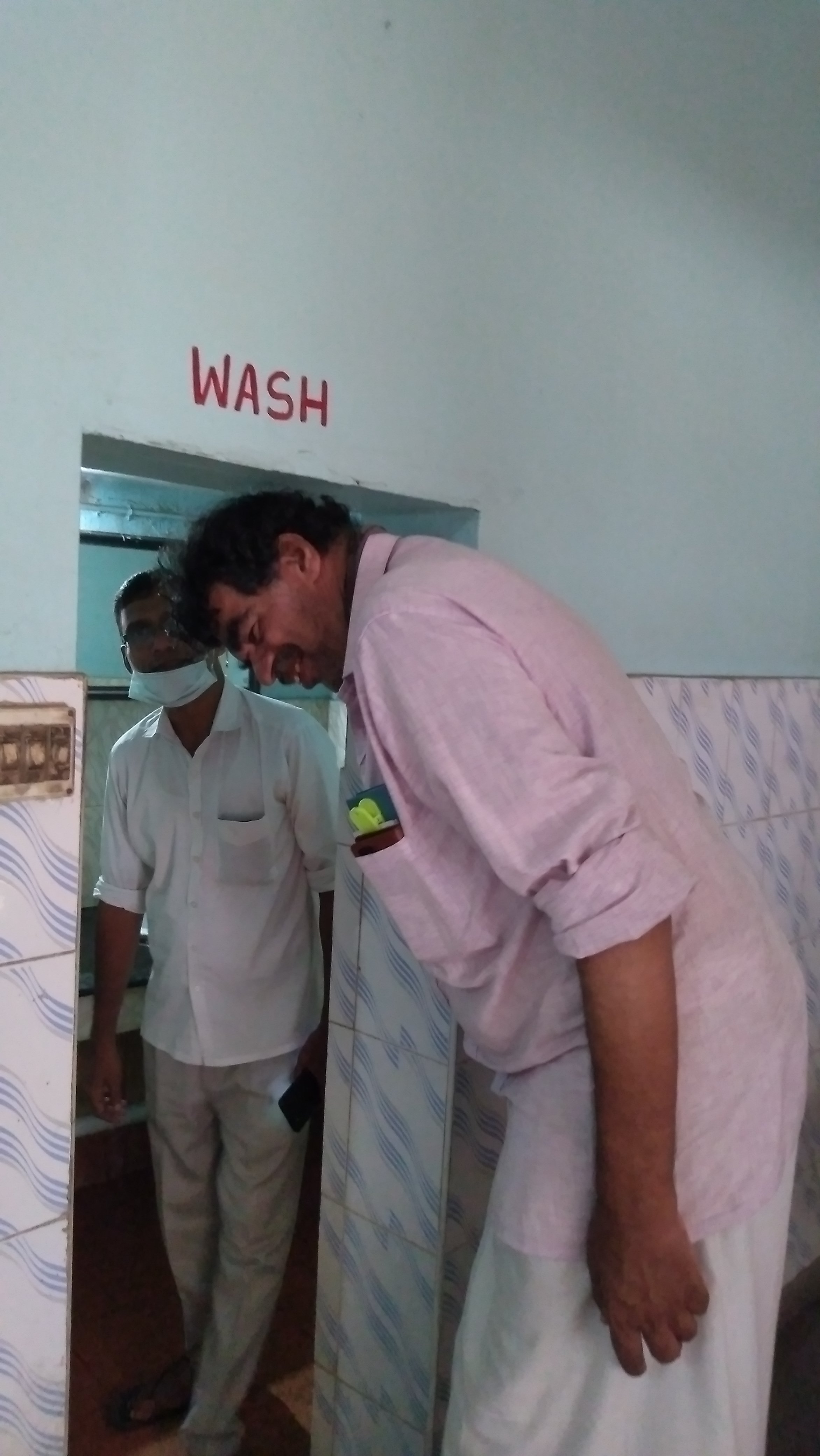 Kamarudeen demonstrated to DH the inconveniences he faces while walking past the handwash areas at restaurants, buying readymade clothes, enquiring for medicines at pharmacy stores and getting into normal autorickshaws. Credit: DH Photos