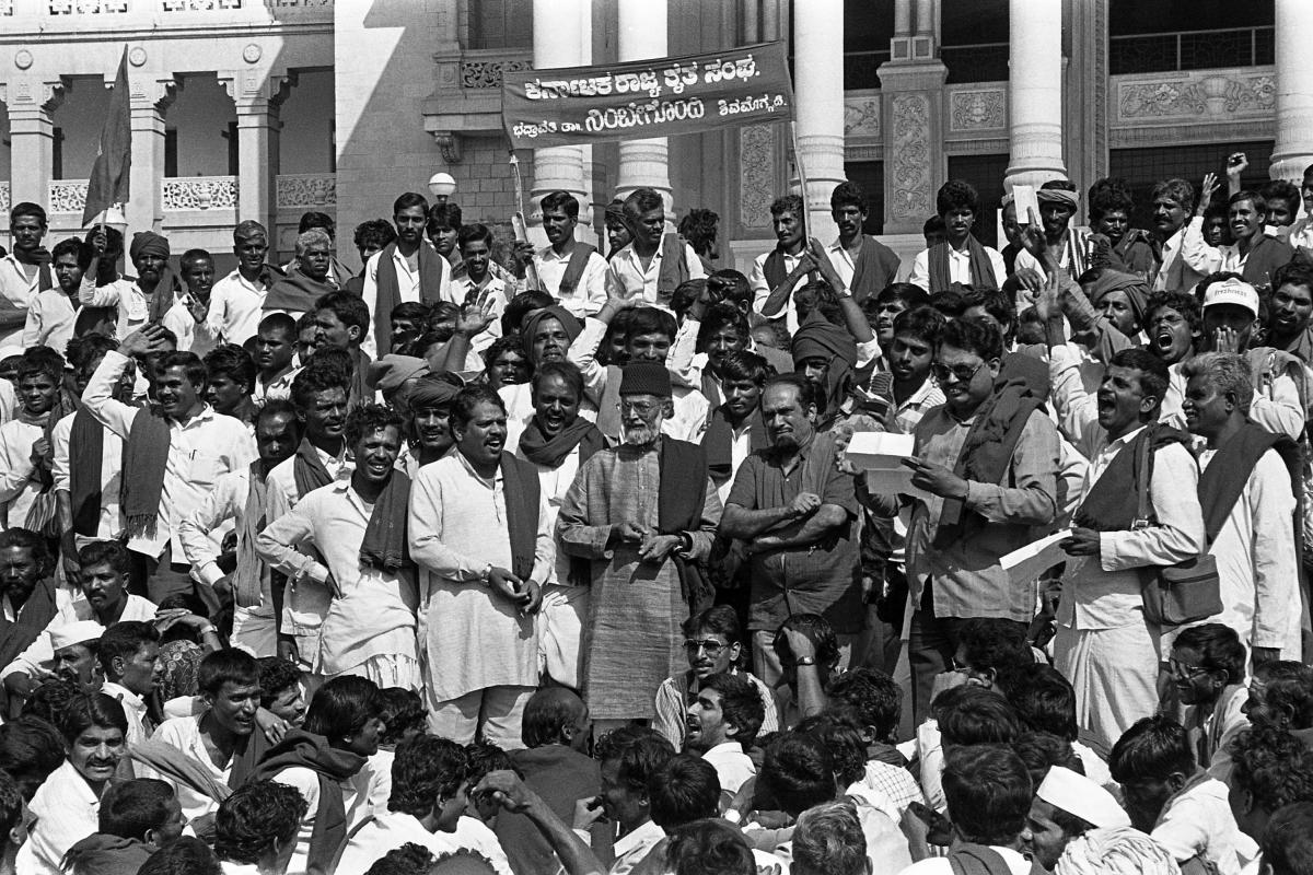 Farmer leader Prof M D Nanjundaswamy addressing farmers in front of the Vidhana Soudha in 1992. DH File Photo