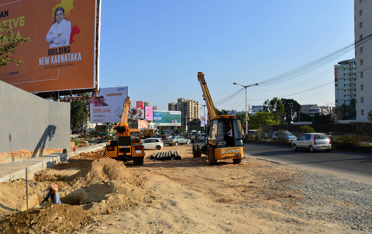 Ongoing metro work on Bannerghatta Road. DH PHOTO/M S MANJUNATH