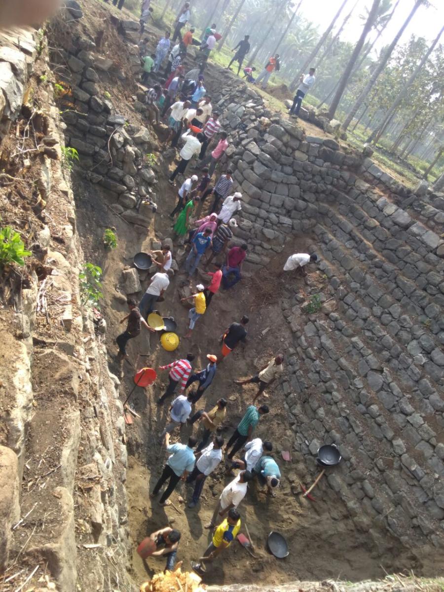 Volunteers cleaning a kalyani; cleaning a kalyani at Yachenahalli in Channarayapattana;