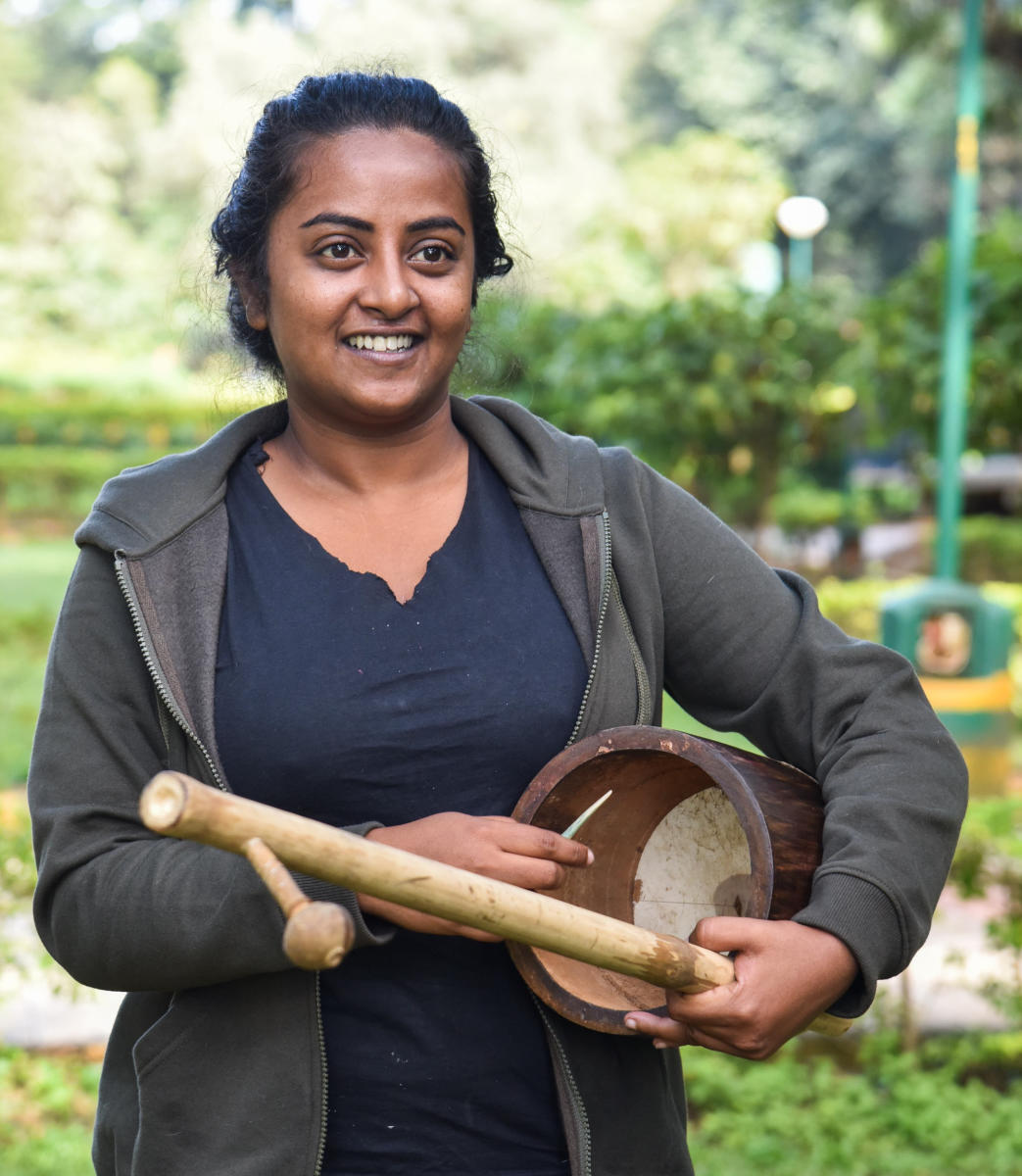 Setting a trend: Shilpa Mudbi Kothakota at her morning folk music session at Cubbon Park, Bengaluru. Photos by S K Dinesh, urban folk project