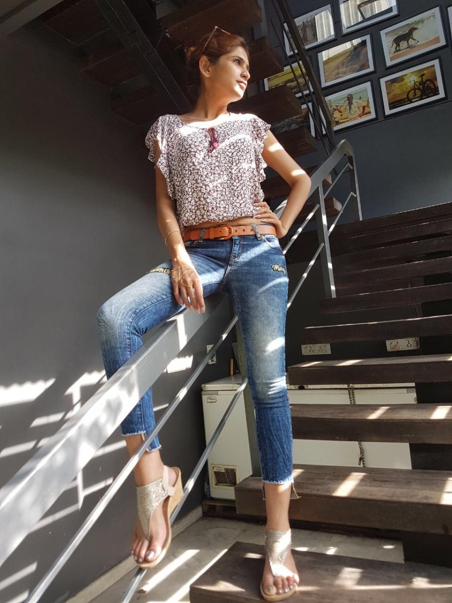 MJ Shruti, popularly known as ‘Pat Pat Pataki Shruti’, is famous for her every day 7 am breakfast show, ‘Big Coffee’, on 92.7 Big FM. Shruthi has also been a part of many TV shows like Star Saviruchi and Dancing Stars. She is a recipient of the IR
