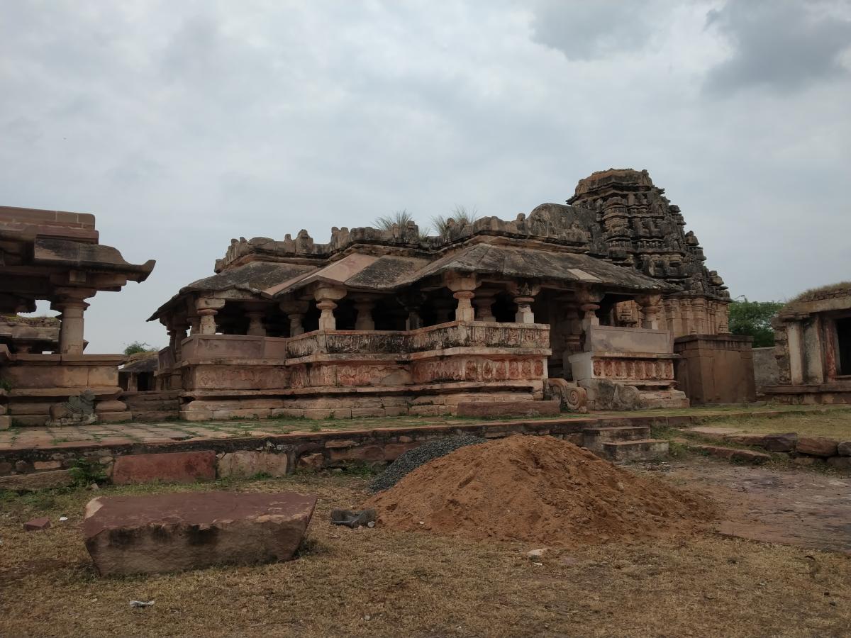 Hidden treasures:(Clockwise from above) Bhutnath temple complex in Ramdurg; stepwell at the Jain Basadi in Khanpet; Killa Torgal entry; houses built using Sidnal stone inside the fort.