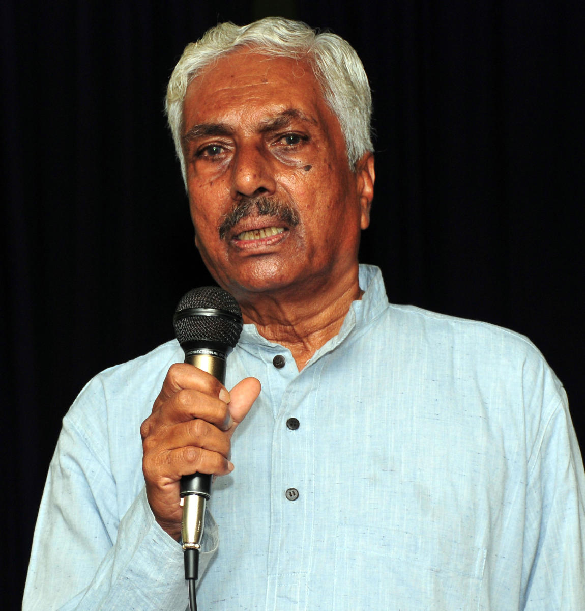Litterateur Dr Giraddi Govindaraju giving a lecture on ‘Desivada’ at Suruchi Kalarangamane, Chithbhanu Road, Kuvempunagar in Mysuru on Sunday. -Photo / IRSHAD MAHAMMADKannada Sahitya Sammelana - DH PHOTOS/B M Kedarnath
